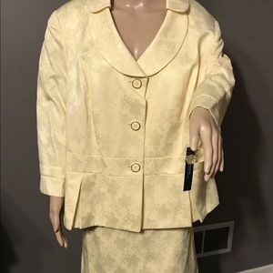 Tahari Levine yellow jacket and skirt.  Size 24w. New with tags.  Thank you.
